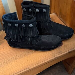 Minnetonka Black Suede Fringe Ankle Booties BRAND NEW